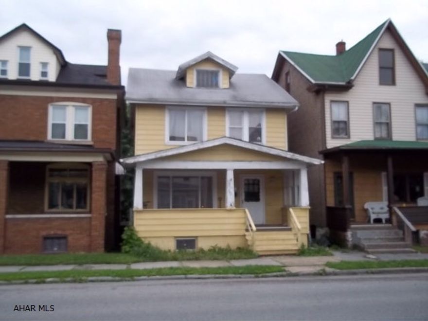 First time home buyer or investor. This 3 bedroom home has nice size rooms with some paint and carpet will make a great first home or rental property. Seller willing to help with closing costs.