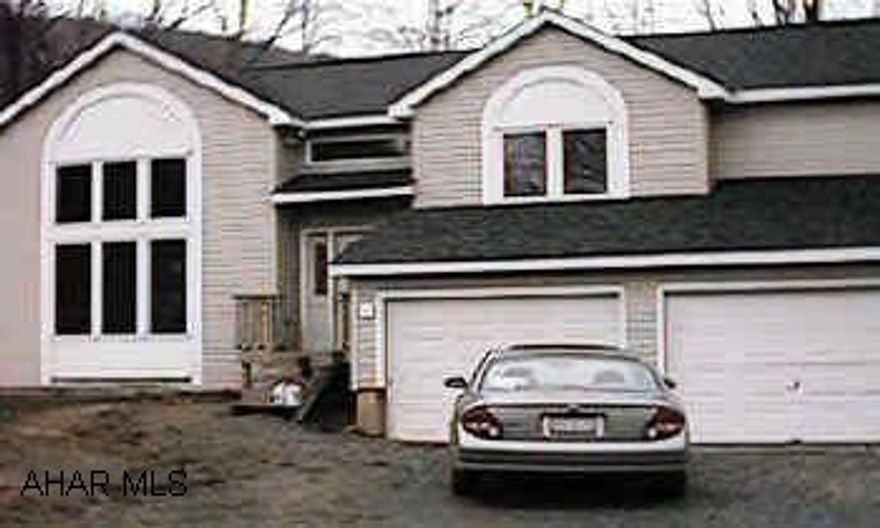 Vaulted ceilings in living room. Seller will not pay commission to an agent purchasing the property.