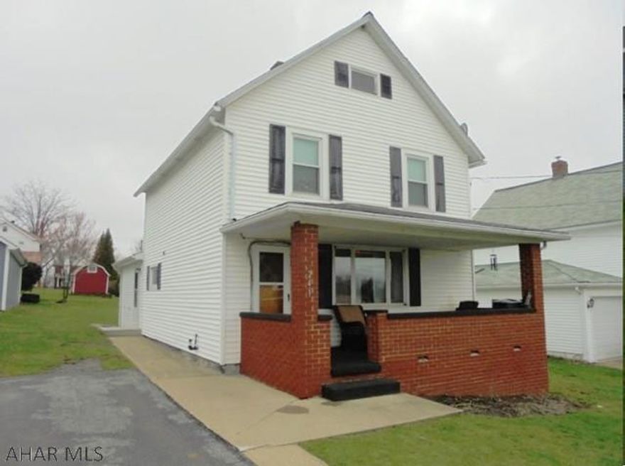 Colver- 3-4 BR remodeled vinyl sided home on a 50 x 143 lot. Master bedroom suite on 1st floor with full bath & laundry. Oil HW baseboard heat. FR w/ bar & propane fireplace in basement. Move-in condition.