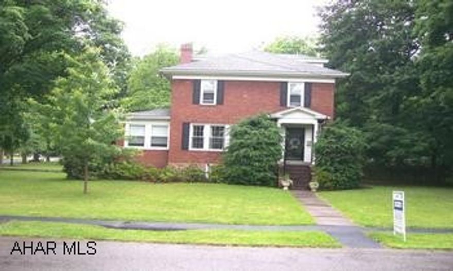 WINDOW SEAT, BUILT IN BOOK CASES, NEW WINDOWS, NEW KITCHEN, NEW 1/2 BATH.  AMPLE CLOSETS, MUD ROOM, SUN ROOM, FENCED IN AREA FOR YOUR PET.   KATHY SEYMORE - 312-2528.