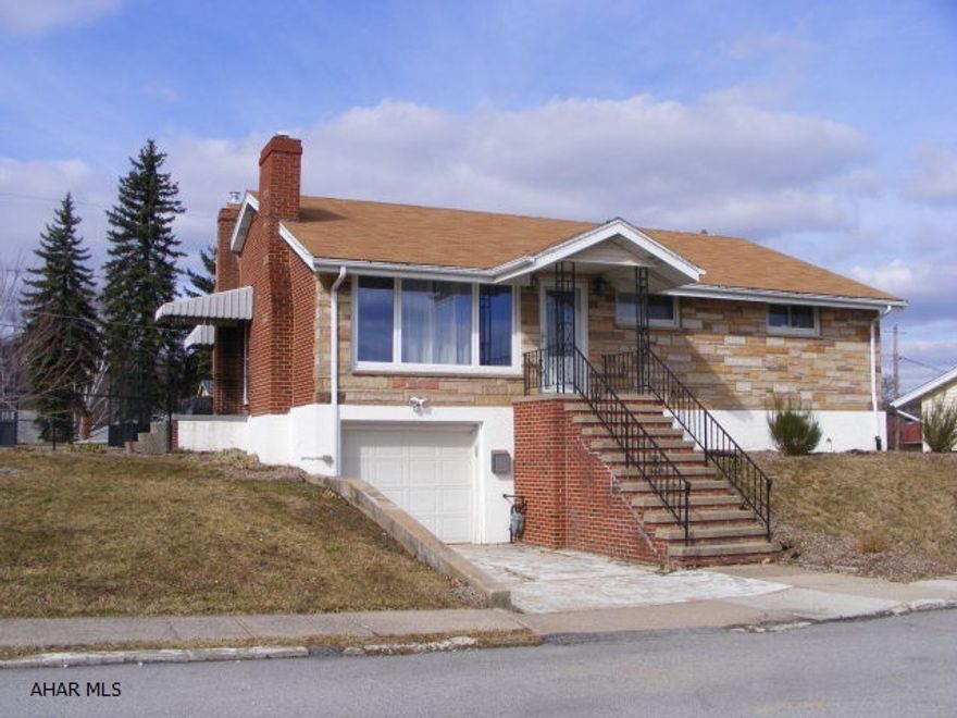 Very nice 3 bedroom Ranch on large fensed corner lot. Fireplace in the Living Room and open dining area.