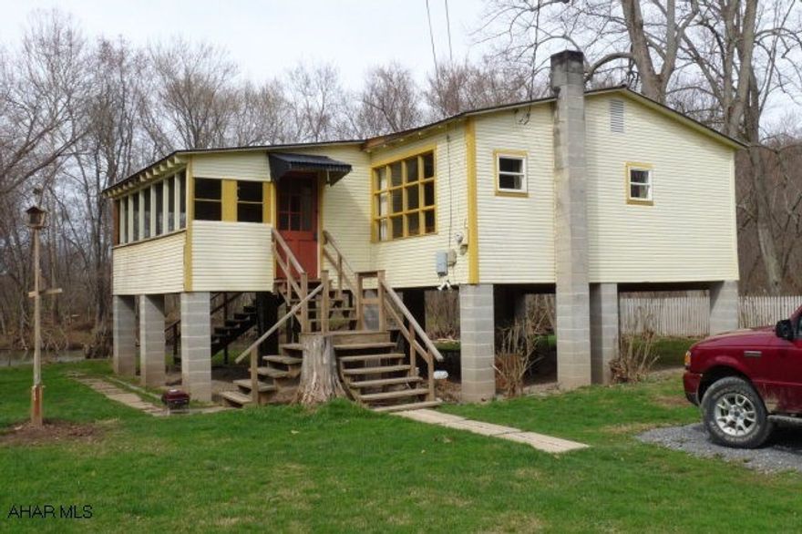 Dunning Creek waterside cottage with 3BR/1BA/laundry, open LR/Kitchen and large screened-in porch. Great spot to relax and enjoy fishing and boating. Deed restrictions apply.