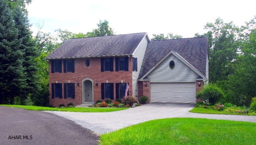 Colonial 4 bedrm., 3.5 bath on a quiet cul-de-sac in Elmview. lst floor family rm w/fireplace. Spacious eat-in kitchen w/built-in desk and sep. pantry. M. bedrm w/sitting area, WIC w/access to attic storage. M. bath has granite vanity w/dual sinks, Jacuzzi and walk-in shower. Additional bedrms. can easily accommodate queen size beds plus furniture. Unfinished daylight basement w/bonus rm under garage. Great for workshop area and monstrous storage complete with wall-to-wall storage shelves. Basement could be finished into a wonderful family rm. Private setting yet minutes from downtown Holbg. Nearby neighborhoods include Sylvan Hills, Sylvan East and Hickory Hill.