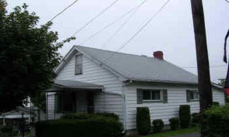 1.5 STORY VINYL SIDED HOME. THIS HOME IS PERFECT FOR A SMALL FAMILY. 1ST FLOOR BEDROOM HAS FULL BATH. NEWER CARPET. NEW WINDOWS DOWNSTAIRS. FURNACE & C/A  2 YEARS OLD. IT IS IMMACULATE. NO WORK HERE AND VERY LITTLE LAWN TO CUT. CRAWL UNDER 1ST FLOOR BEDROOM.