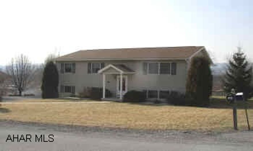QUIET AREA, LARGE LOT SIZE AND GREAT VIEW. ORIGINAL OWNER, WELL MAINTAINED. ALL APPLIANCES ARE INCLUDED IN SALE. IMMACULATE. MOVE IN CONDITION. DELAYED POSSESSION.