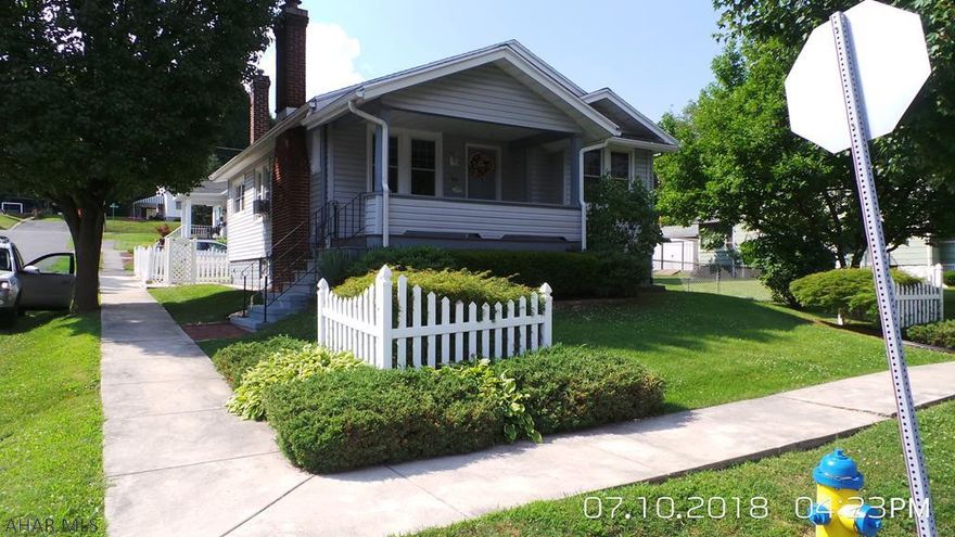 Well maintained and nicely decorated home on corner lot with 1 car garage, fenced yard, newer furnace.  Delayed closing to November.  Seller will remove rear ramp if buyer does not want it. No showings before 11am.