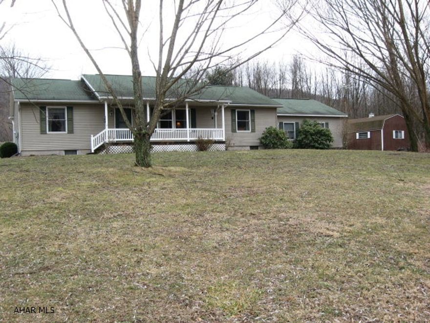 Desirable lower Snake Spring Charmer. Enjoy everything Snake Spring has to offer with this wonderful 3 bedroom home. Incredible views, amazing master suite with large walk-in closet, attached 2-car garage, large covered vinyl patio. Simply delightful modern move-in condition home. Too many features to list, call now to see, this won't last long.