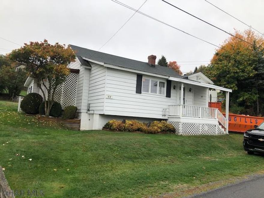 well maintained cozy 2 bedroom, 1and 3/4 bath home on small lot.
