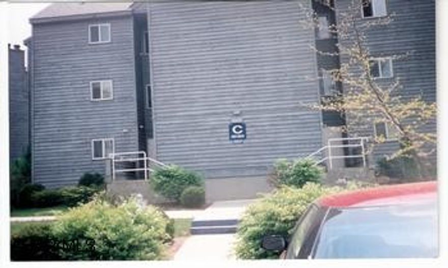 2nd Floor Blue Knob Condo.  Contemporary decorating. Sleeps 4.  Association Dues $170 month includes trash removal, exterior maintenance, cable, use of pools and tennis courts.