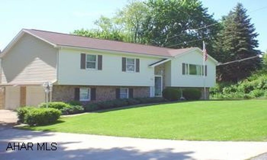 Fantastic split entry home in East End. 3 BR, 2.5 BA, oak EIK, formal LR & DR, finished FR, freshly painted interior, C/A, large deck w/sunsetter awning, 2 car garage, large concrete driveway w/RV parking pad w/electric hook-up, all on a 98x208 lot. Fantastic split entry home in East End. 3 BR, 2.5 BA, oak EIK, formal LR & DR, finished FR, freshly painted interior, C/A, large deck w/sunsetter awning, 2 car garage, large concrete driveway w/RV parking pad w/electric hook-up, all on a 98x208 lot. Convenient location.