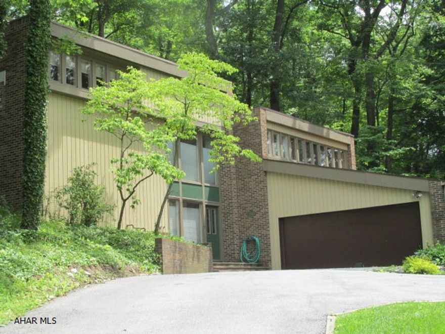 Enjoy nature in this beautiful Frank Lloyd Wright inspired home in Sunbrook. Unique design with lots of natural light, low maintenance and privacy. Spacious rooms, dog kennel, 3BR, 2.5 BA, newer roof, good mechanics, well kept neighborhood.**New Carpet installed on Bedroom levelMotivated Seller.