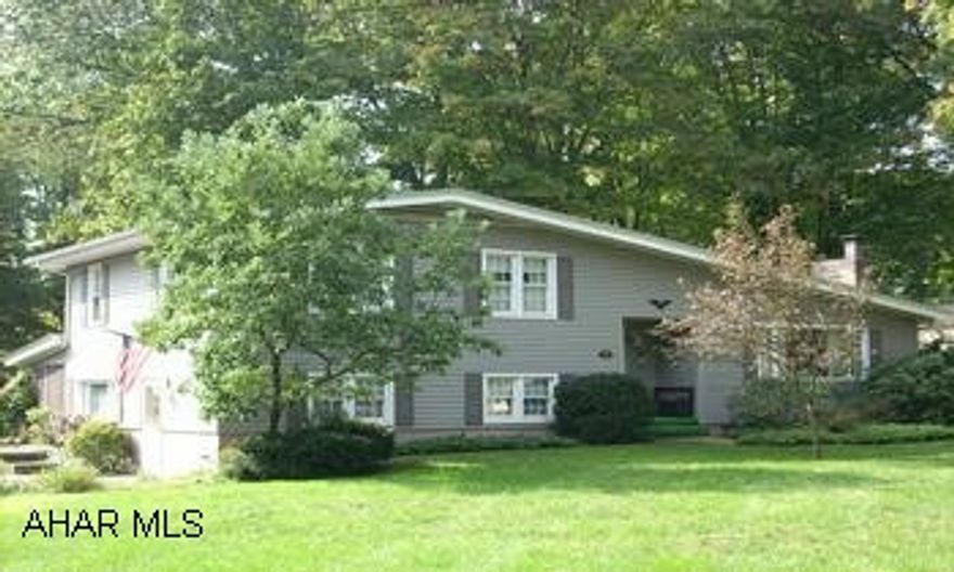 SPLIT LEVEL WITH DETACHED GARAGE. SPACIOUS CORNER LOT 184X161. COVERED SCREENED PORCH. BEAUTIFULLY MAINTAINED SPLIT LEVEL. ALL APPLIANCES INCLUDED, STONE FIREPLACE, FINISHED FAMILY ROOM, DETACHED 2 CAR GARAGE.