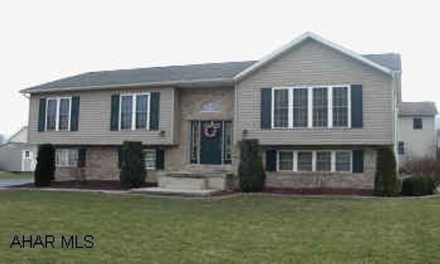 IMMACULATE AND INVITING THIS BI-LEVEL IS READY TO MOVE IN TO TODAY.  NEW FLOOR COVERINGS, LEVEL LOT.  WON'T LAST.  CONTACT SUSAN 935-8252. IMMACULATE AND INVITING THIS BI-LEVEL IS READY TO MOVE IN TO TODAY.  NEW FLOOR COVERINGS, LEVEL LOT.  WON'T LAST.  CONTACT SUSAN 935-8252.