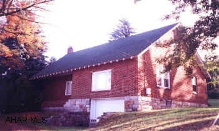 LARGE SPACIOUS ROOMS.  1ST FLOOR BEDROOM. COULD GO COMMERCIAL. SELLER WILL LOOK AT OFFERS.  $1,000 BONUS TO SELLING OFFICE FROM 4/1 TO 5/31/02.