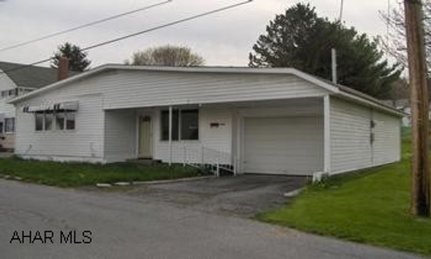 1 story, 2 Bedroom home on a 50 x 150 lot. Being sold 'as-is' 1 story, 2 Bedroom home on a 50 x 150 lot. Being sold 'as-is'
