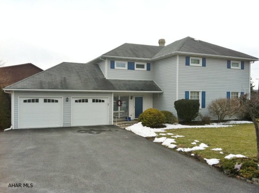 Move right in to this affordable 3 bedroom, updated home in great neighborhood. Hollidaysburg School District! 2.5 baths, family room, central air, new windows & more! Priced to sell!