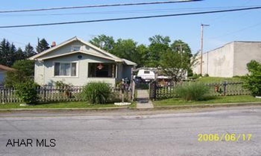 Excellent condition - new kitchen, roof, patio, windows, siding, carpet.  Almost 1/2 acre.  Large 2 car garage .  1.5 Baths.  Enclosed screened patio and open patio, above ground pool, fenced yard, 16x20 shed. Excellent condition - new kitchen, roof, patio, windows, siding, carpet.  Almost 1/2 acre.  Large 2 car garage .  1.5 Baths.  Enclosed screened patio and open patio, above ground pool, fenced yard, 16x20 shed.