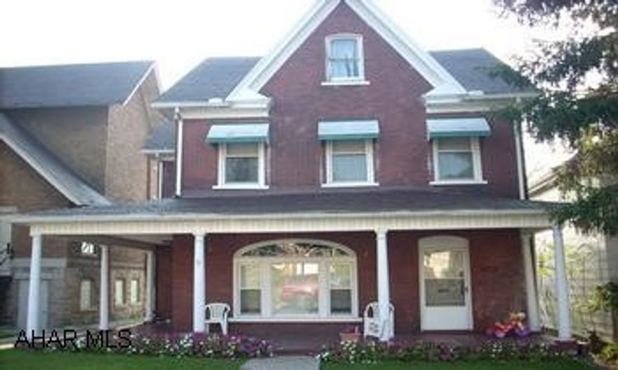 2.5 STORY BRICK. BEAUTIFULLY MAINTAINED 2.5 STORY BRICK HOME. COULD EASILY BE DUPLEXED. CURRENTLY USED AS A SINGLE FAMILY HOME.