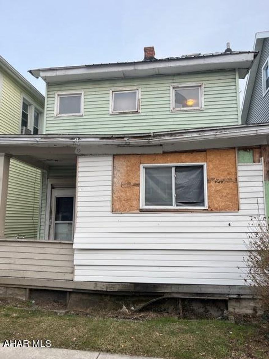 HANDYMAN SPECIAL! GREAT PRICE!
BEING SOLD AS IS...NEW FURNACE IN 2021 ALSO HAS 200 AMP SERVICE.  BUYER TO VERIFY TAXES. NO COMMISSION PAID ON SELLER ASSIST.