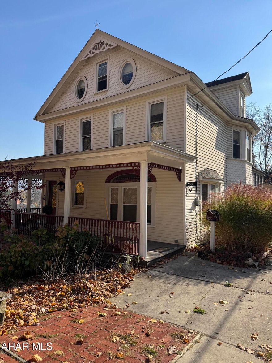Charming Victorian in Baker school district. Large home with 5 bedrooms, finished basement, large back yard. Home offers hardwood floors, granite countertops and 3 full baths. Close to shopping and entertainment. Parking is to left of house on Ruskin.
