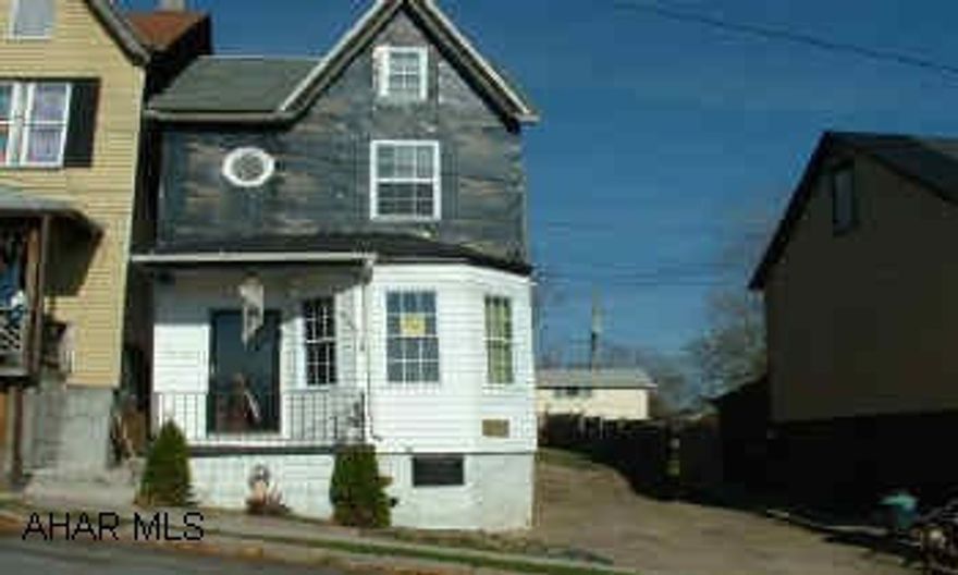 Follow Chestnut Ave North and turn left on 2nd St. Follow for several blocks - house on right 2 1/2 story vinyl sided (partially) w / all new interior. No showings until 1/22/2004
