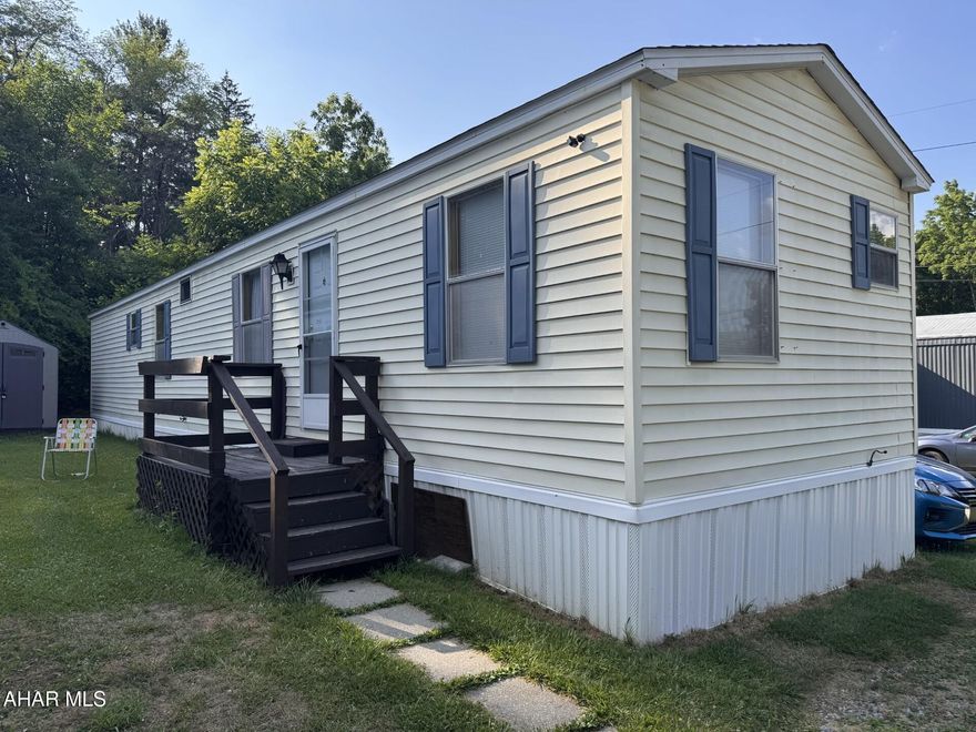 Located in Apple Blossum Park. Buyer will need to be approved by the park