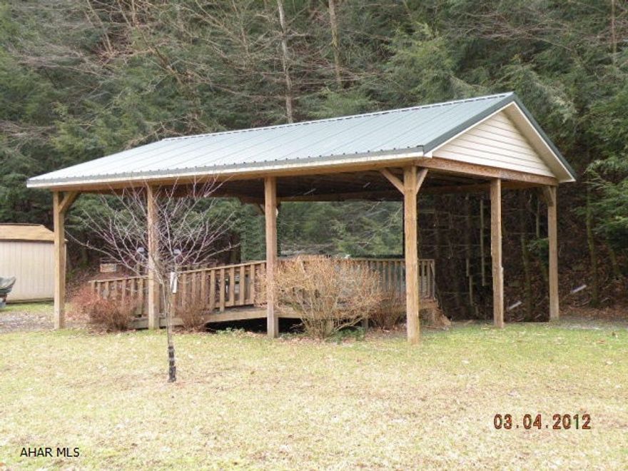 pavilion w/deck on nice level deeded lot. Great summer get away all the amenities of Glendale Yearound