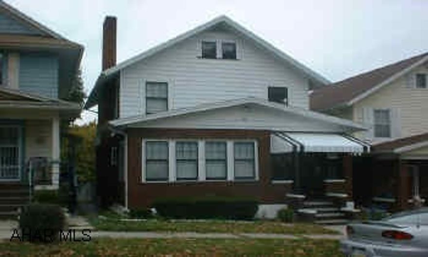 BRICK.VINYL 3 BEDROOM IN MOVE IN CONDITION. HAS LARGE LIVING ROOM WITH FIREPLACE. UPDATED MECHANICS. CENTRAL AIR. THIS HOME HAS NICE SIZED ROOMS. HEATED 3RD FLOOR. LOTS OF CLOSET SPACE.