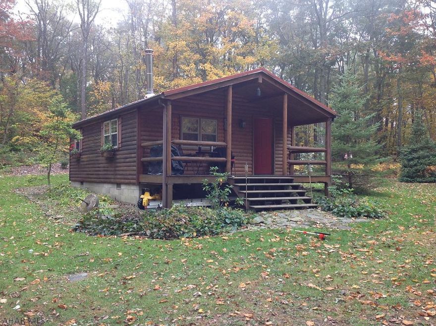 Looking for a fabulous cabin to get away from the crowds & traffic.  This is paradise.  Excellent condition - back onto 1300 acres of private ground.  Can be hunted on, walking trails etc...$10.00 yearly fee.