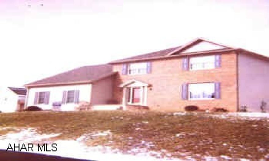 LOT SURVEY WITH HOUSE PLACEMENT ON FILE ALONG WITH FLOOR PLAN. CUSTOM DESIGNED (CCM) 2 STORY IN HOLIDAY HEIGHTS. LAKEVIEW KITCHEN W/ISLAND. GAS FIREPLACE IN FAMILY ROOM. TRAY CEILINGS IN DINING ROOM. CROWN MOULDING IN MASTER. WHIRLPOOL TUB, HARDWOOD, ENHANCED LIGHTING.