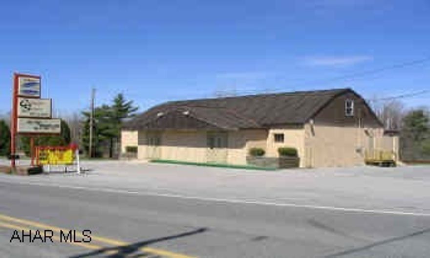 SPORTS BAR WITH FULLY EQUIPPED KITCHEN. SPORTS BAR WITH FULLY EQUIPPED KITCHEN.