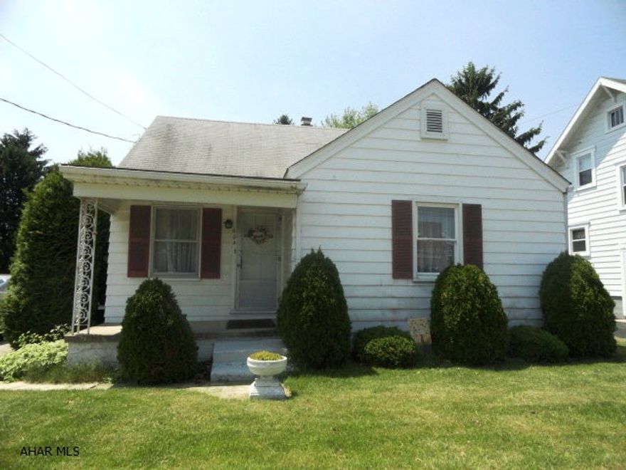 Nice 1.5 story home. 2 Bedrooms, 3 Baths. Finished basement. One car garage  Hardwood floors in second story bedroom. Close to the park in Martinsburg. There is a contract on the house; seller will take back up offers.