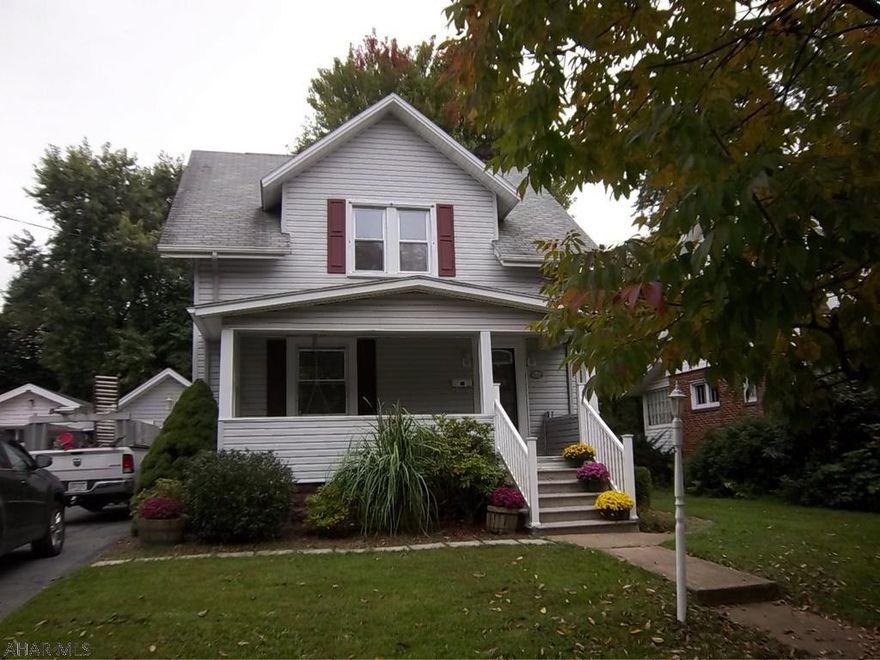 IVYSIDE   3 BR, 1.75 BA and garage. Located in awesome area.  Newer Kitchen and baths.  Deck and fenced yard for outdoor activities. Must see today!