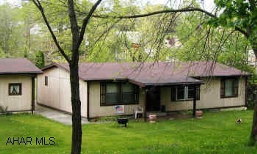 Move right into the 3 BR, 2 bath modular with garage. Very nice modular with 1 car garage.