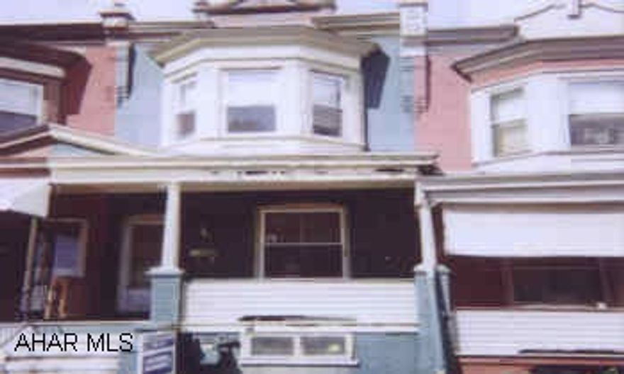 HISTORIC TOWNHOUSE, 3 BEDROOM; NEWER BATH, ROOF & WINDOWS; LOW MORTGAGE AND TAXES.  TOWNHOUSE IS CURRENTLY VACANT BUT FOR RENT @ $375 - 425 PER MO.  QUIET STREET. ENJOY A PIECE OF HISTORY!  GREAT INVESTMENT OR STARTER.  NEW ROOF 1995, NEW WINDOWS.  BAKER SCHOOL AND HIGHLAND PARK AREA.  CALL DARLA 696-1227.