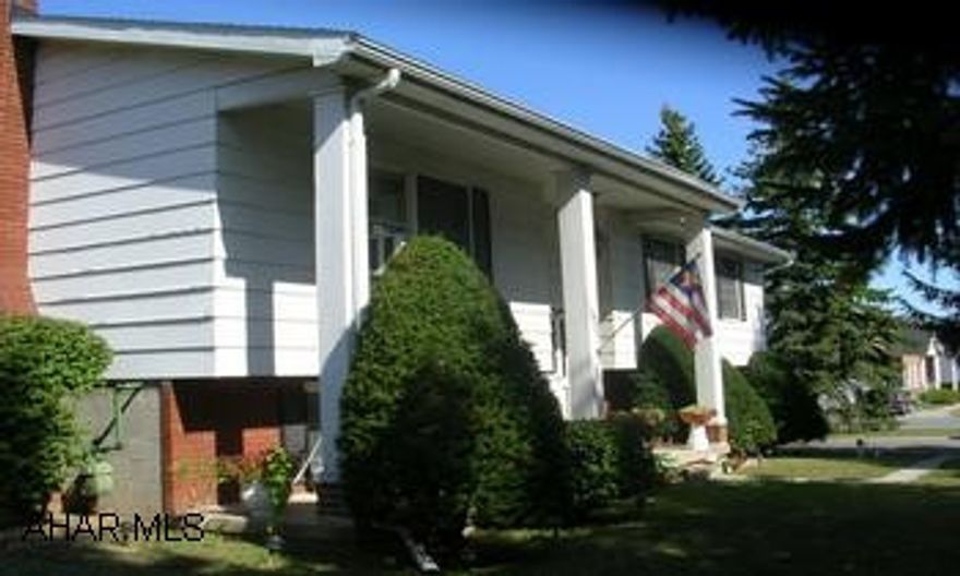 WELL MAINTAINED & VERY SPACIOUS. MODERN KIT. & BATH. NEWER LAMINATE FLR & CERAMIC FLR. NEW 30 YR SHINGLE ROOF. FLOURESCENT ENERGY SAVING FIXTURES.  1CAR INTEGRAL GAR. PLUS A 25X25, 2 -CAR DET. GAR. PARKING FOR AN RV. WELL MAINTAINED & VERY SPACIOUS. MODERN KIT. & BATH. NEWER LAMINATE FLR & CERAMIC FLR. NEW 30 YR SHINGLE ROOF. FLOURESCENT ENERGY SAVING FIXTURES. 1CAR INTEGRAL GAR. PLUS A 25X25, 2 -CAR DET. GAR. PARKING FOR AN RV.