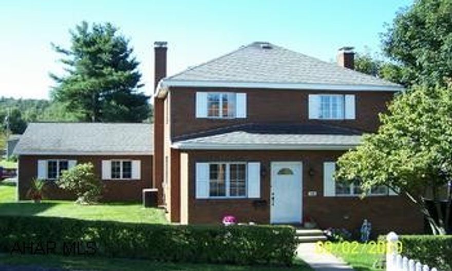 Super nice, 2-story brick home w/2 car garage.  Features include:  1st floor laundry & 1/2 bath; beautiful oak kitchen w/pocket lights; stone wall in living room; dining room w/built-ins; new roof (40 yr shingle), kitchen, furnace, A/C, and 200 amp Super nice, 2-story brick home w/2 car garage.  Features include:  1st floor laundry & 1/2 bath; beautiful oak kitchen w/pocket lights; stone wall in living room; dining room w/built-ins; new roof (40 yr shingle), kitchen, furnace, A/C, and 200 amp electric in 2000-2001.