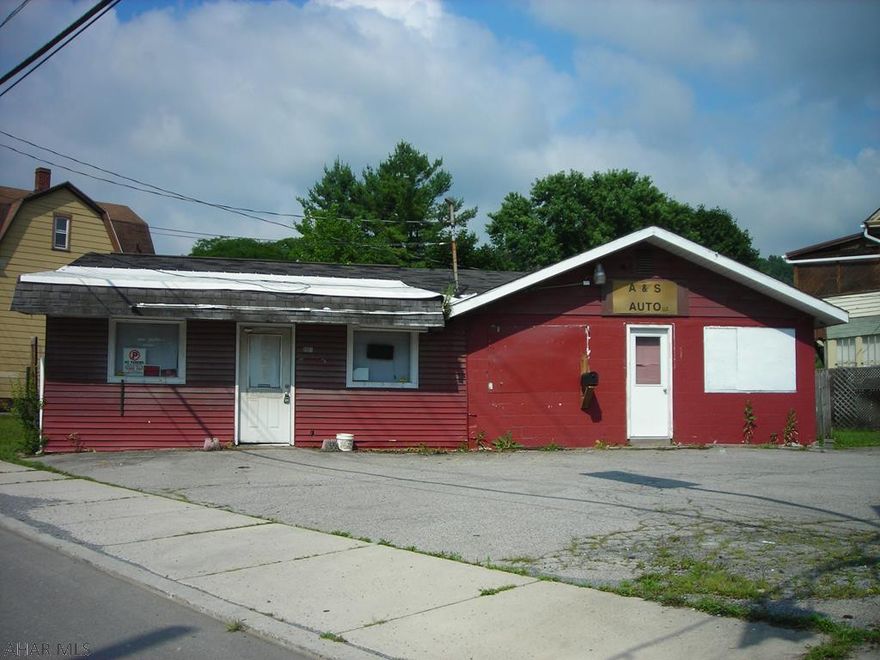 Bring your small business to this highly traveled location. Be creative with your ideas. Great usage for convenience store, sandwich shop, beauty shop. May need zoning approval for your business venture.