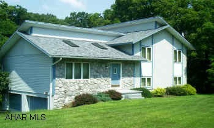 BEAUTIFUL BI-LEVEL,3 EBDROOM,LAUNDRY W/ 1/2 BATH,FAMILY ROOM,OPEN KITCHEN,LIVINGROOM,DINING ROOM,CENTAL AIR,2 CAR GARAGE,POND