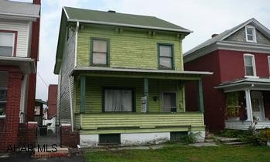 2.5 STORY HOME. "AS IS". SOLD "AS IS" HANDYMAN SPECIAL.