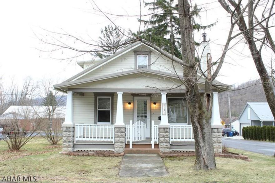 Move in ready. Large corner lot on dead end street. Quiet neighborhood within easy walking distance to downtown Bedford.