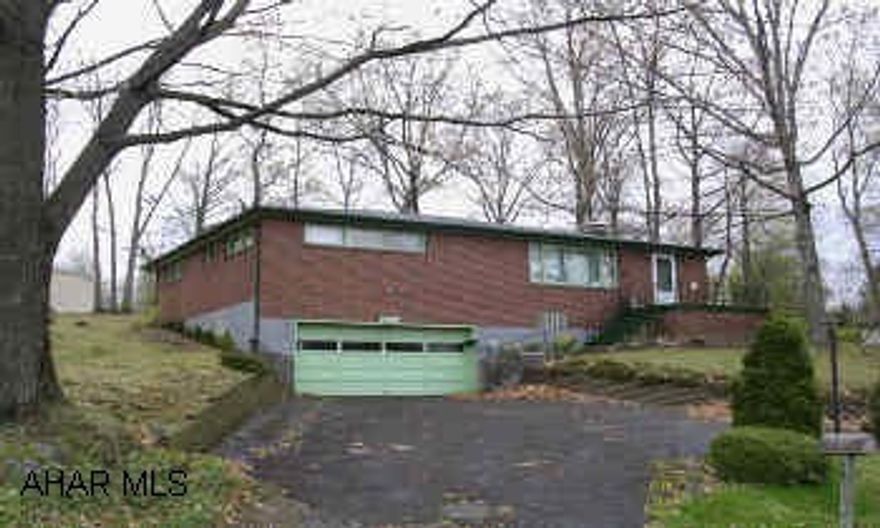 3 BEDROOM BRICK RANCH W/ 2 CAR INTEGRAL GARAGE. NICE BRICK RANCHER ON BEAUTIFUL 120X100 LOT.  CONTRACTS MUST READ DAVID MARVIN VEIT TRUSTEE OF THE DAVID MARVIN VEIT REVOCABLE LIVING TRUST + EULA JEAN VEIT TRUSTEE OF THE EULA JEAN VEIT REVOCABLE LIVING TRUST.