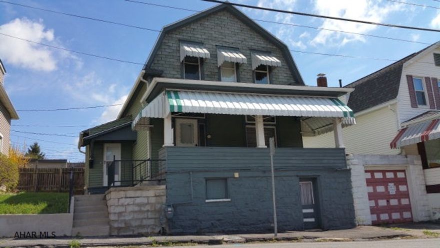 Perfect starter 3bed 1ba home!  Superb location close to shopping and restaurants!  Newly updated home throughout!! Newer furnace, carpet and more! Motivated seller!