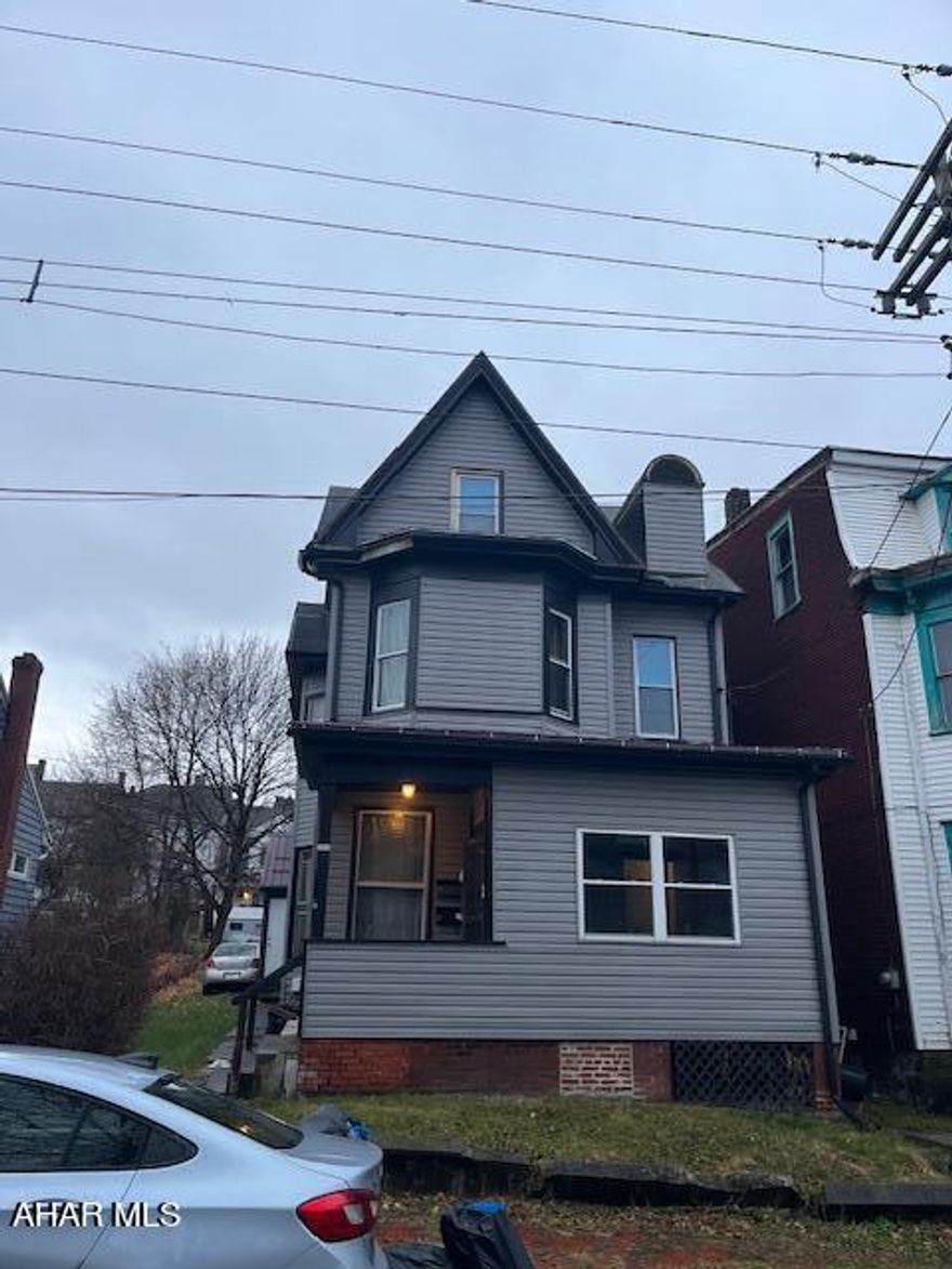 Separate utilities, new garage doors, 2-100 AMP panels. Rent is $525 & $625 - Tenants pay utilities - Landlord pays water, sewer, trash.