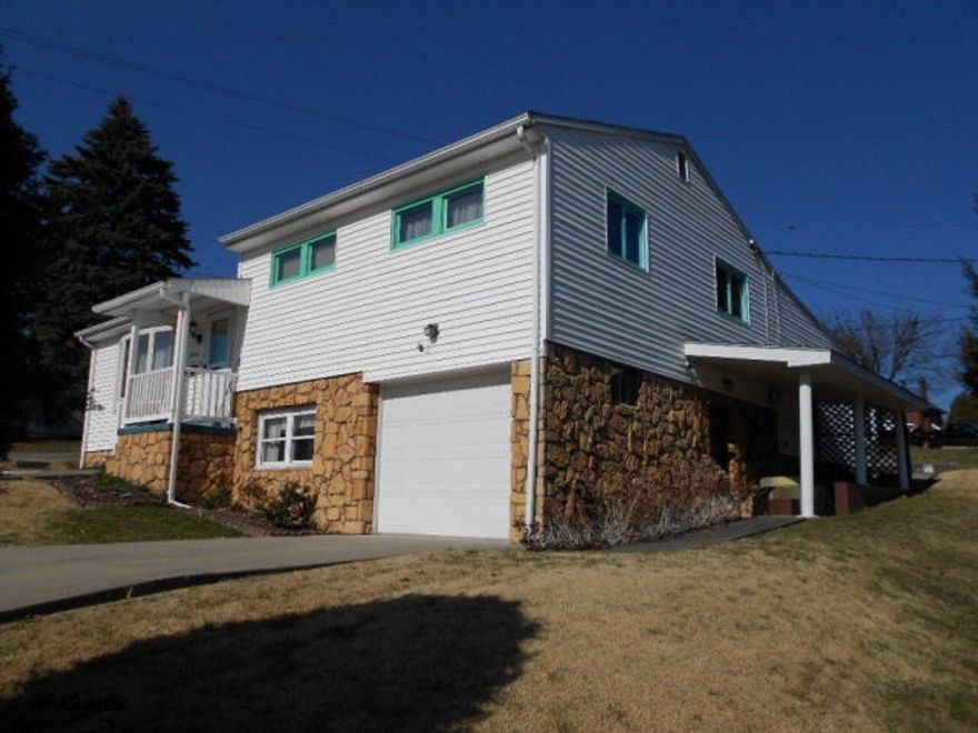 CORNER PROPERTY ON DOUBLE LOT WITH 4 BEDROOMS MASTER ON THE 1ST FLOOR WITH FULL BATH. UPDATED KITCHEN. LARGE FAMILY ROOM. PROPERTY HAS BEEN WELL MAINTAINED OVER THE YEARS. PROPERTY HAS SECURITY SYSTEM. CONVENIENTLY LOCATED TO I99, SHOPPING AND SCHOOLS. MOVE IN CONDITION.