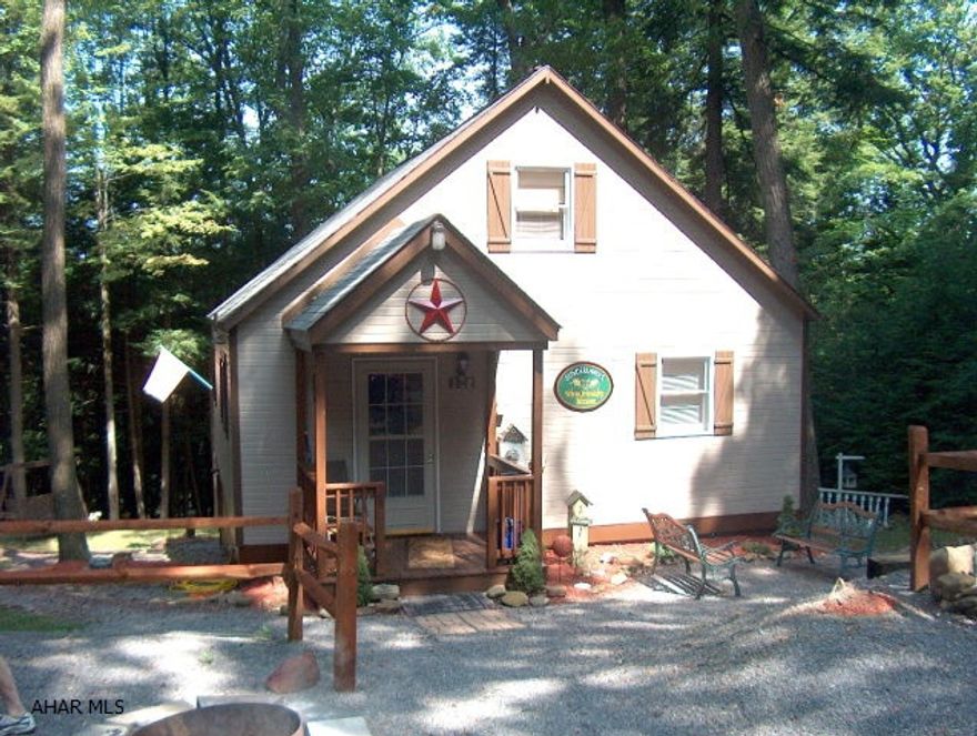 Fantastic get a way cabin inside Glendale Yearound. You and your guest can enjoy the heated pool, tennis, play grounds and so much more. In a quiet area. A must see. Completely redone.