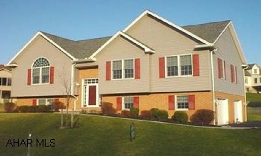 Beautiful, immaculate, better-than-new split level. 3 BR, 2.5 BA, oak eat-in kitchen, formal DR, vaulted ceilings in LR, finished LL with natural light & separate electric heat. Move right in and set up your new home! Beautiful, immaculate, better-than-new split level. 3 BR, 2.5 BA, oak eat-in kitchen, formal DR, vaulted ceilings in LR, finished LL with natural light & separate electric heat. Move right in and set up your new home!