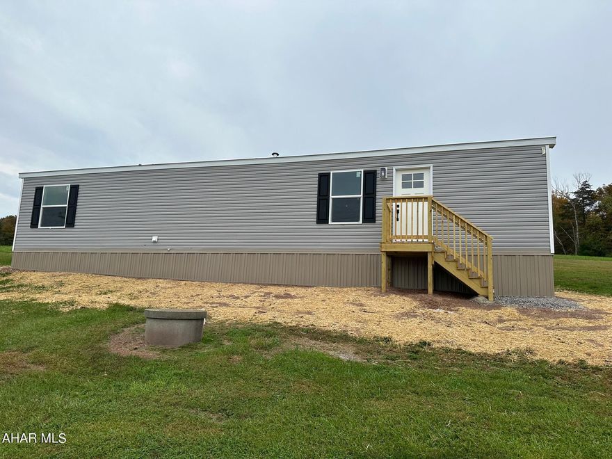 Brand new 2023 Clayton,14x55, 2 bedroom 1 bath singlewide trailer. Heat Pump for cooling and heating.  Well water and septic. No Tub in bathroom. 

Tenant must complete a rental application and a credit/background check.  All applicants will be reviewed by the landlord upon acceptance. First and last months rent and security deposit will be required with signing a year lease.

Landlord request No pets.