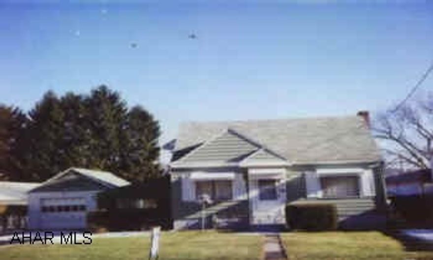 ATTRACTIVE ALUMINUM SIDED 1 1/2 STORY HOME IN CONVENIENT AREA. MANY POSSIBILITIES. ATTRACTIVE ALUMINUM SIDED 1 1/2 STORY HOME IN CONVENIENT AREA. MANY POSSIBILITIES.