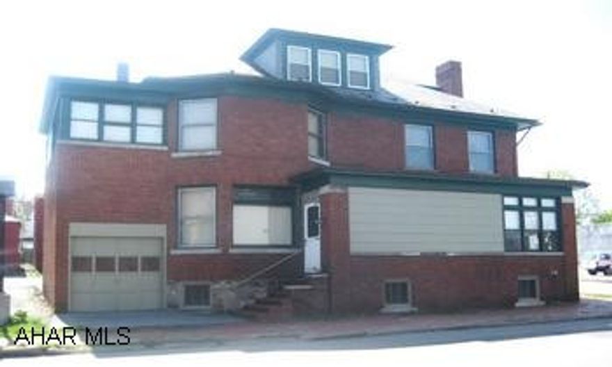 Unique building with large offices and apartments. Beautiful woodwork, french doors, & beveled glass. Lots of charm! Owner is willing to rent the apartment for $500 and the entire building for $800. Utilities are negotiable.